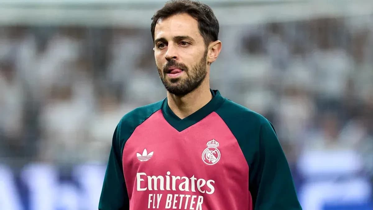 Joueur de football en survêtement du Real Madrid Joueur de football en survêtement du Real Madrid