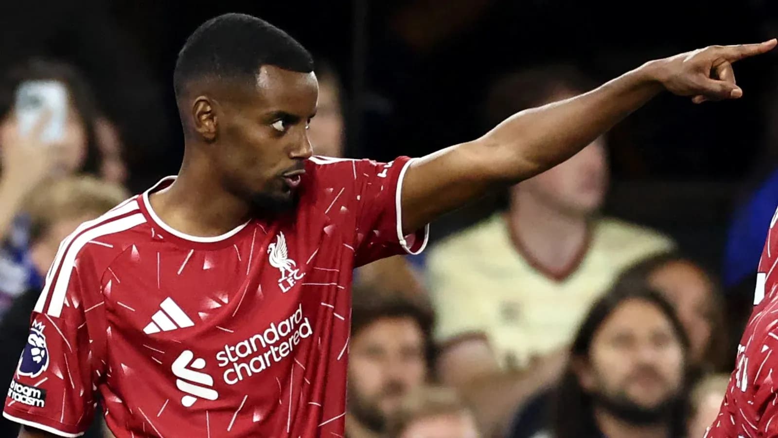 Joueur de Liverpool indiquant une direction sur le terrain Joueur de Liverpool indiquant une direction sur le terrain