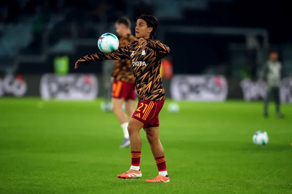 Joueur en échauffement lançant le ballon lors d'un match Joueur en échauffement lançant le ballon lors d'un match