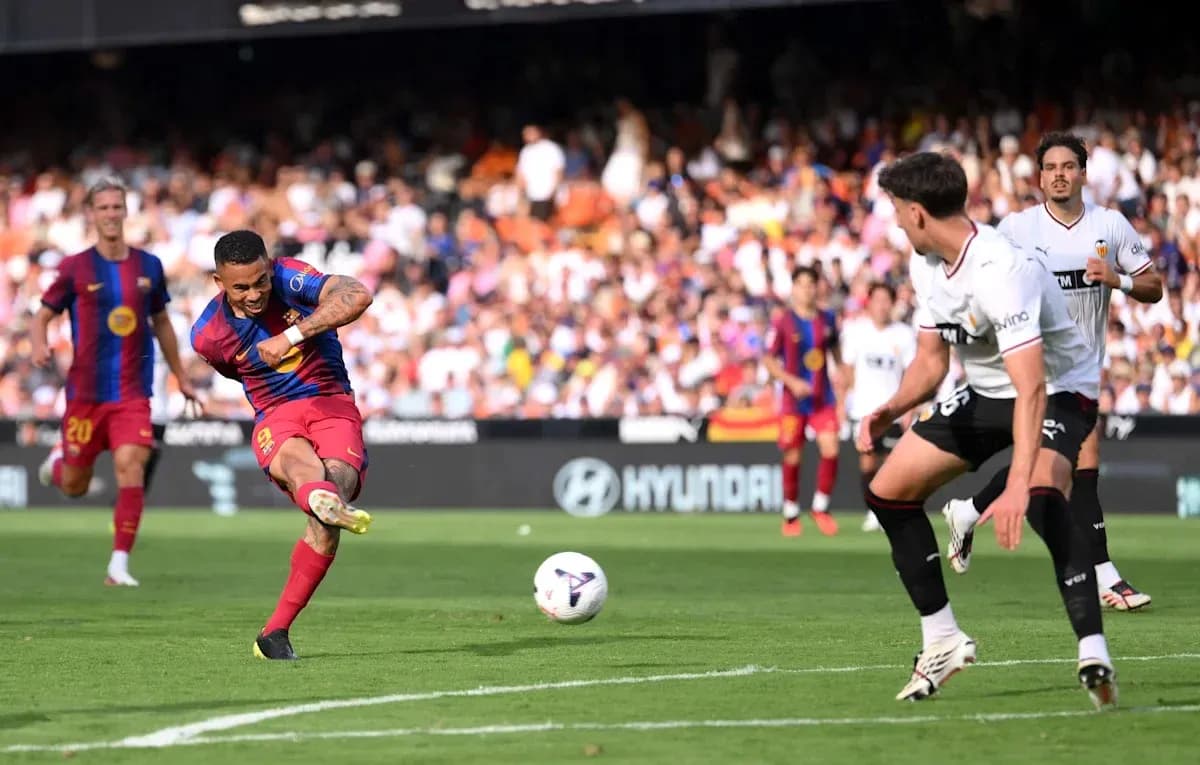Memphis Depay tirant au but pendant un match Memphis Depay tirant au but pendant un match