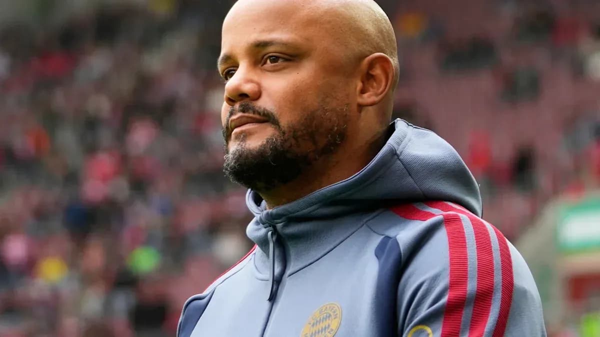 Entraîneur observant le match depuis la ligne de touche Entraîneur observant le match depuis la ligne de touche