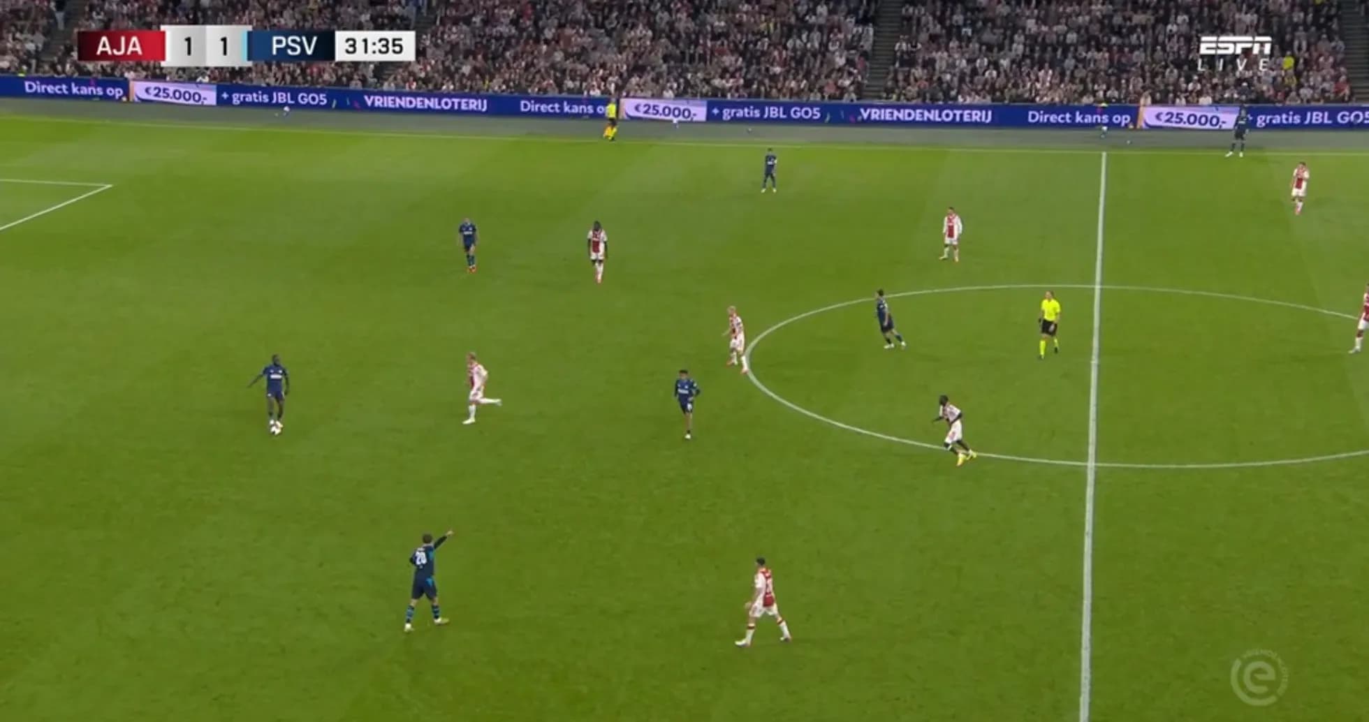 Match entre Ajax et PSV, score 1-1, action en cours Match entre Ajax et PSV, score 1-1, action en cours