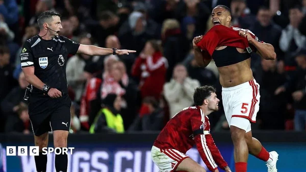 Joueur célébrant après un match avec l'arbitre Joueur célébrant après un match avec l'arbitre