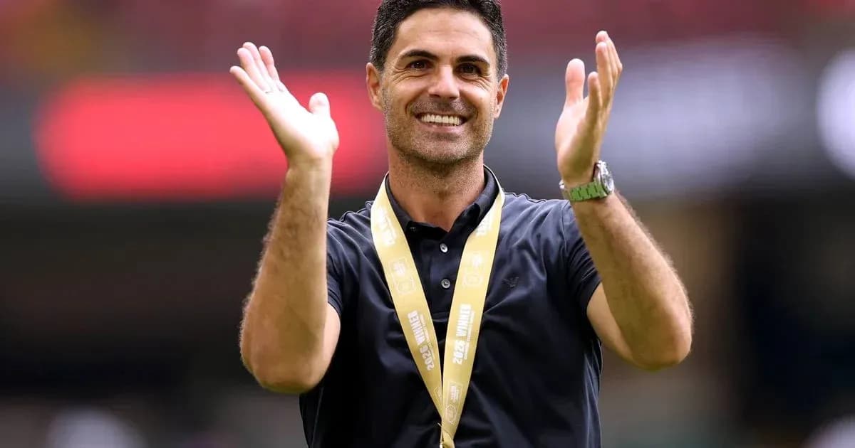 Entraîneur applaudissant avec une médaille autour du cou Entraîneur applaudissant avec une médaille autour du cou