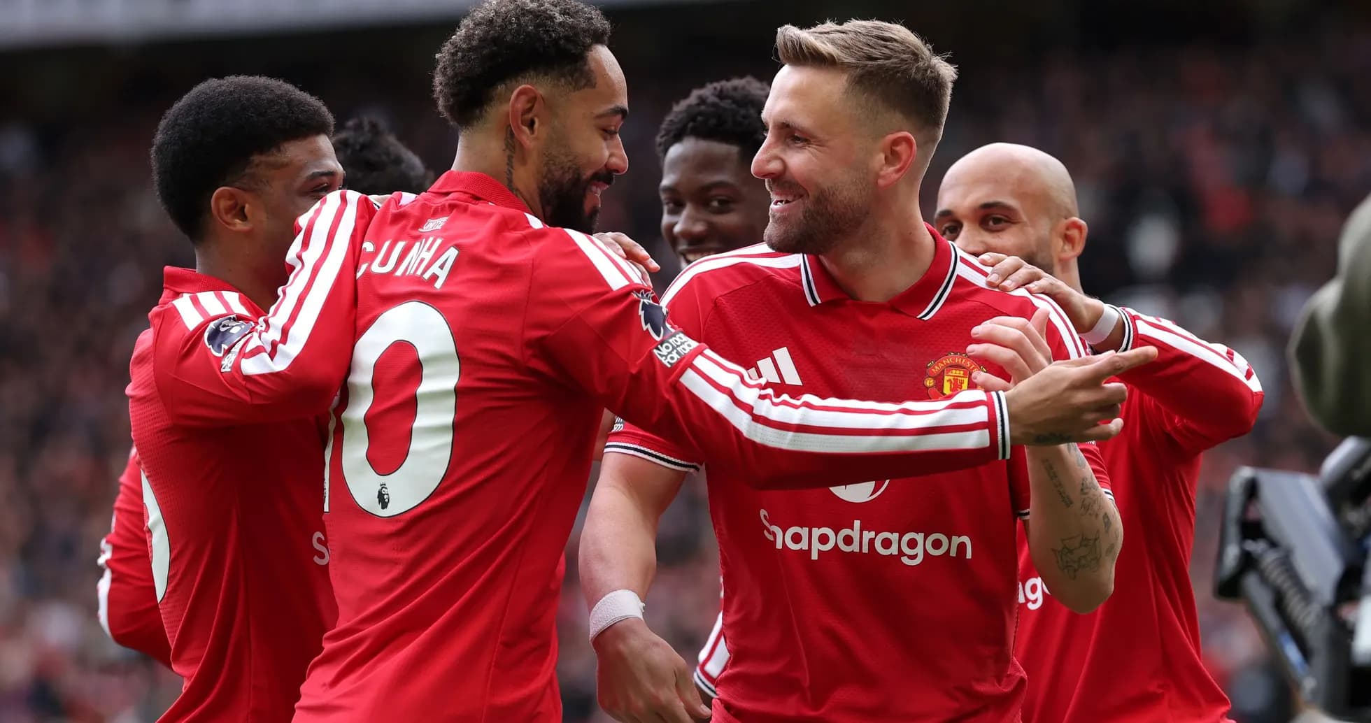 Joueurs de Manchester United célébrant un but ensemble Joueurs de Manchester United célébrant un but ensemble