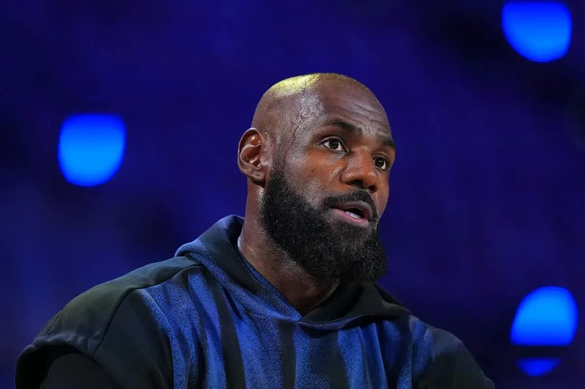 LeBron James parlant lors d'une conférence LeBron James parlant lors d'une conférence