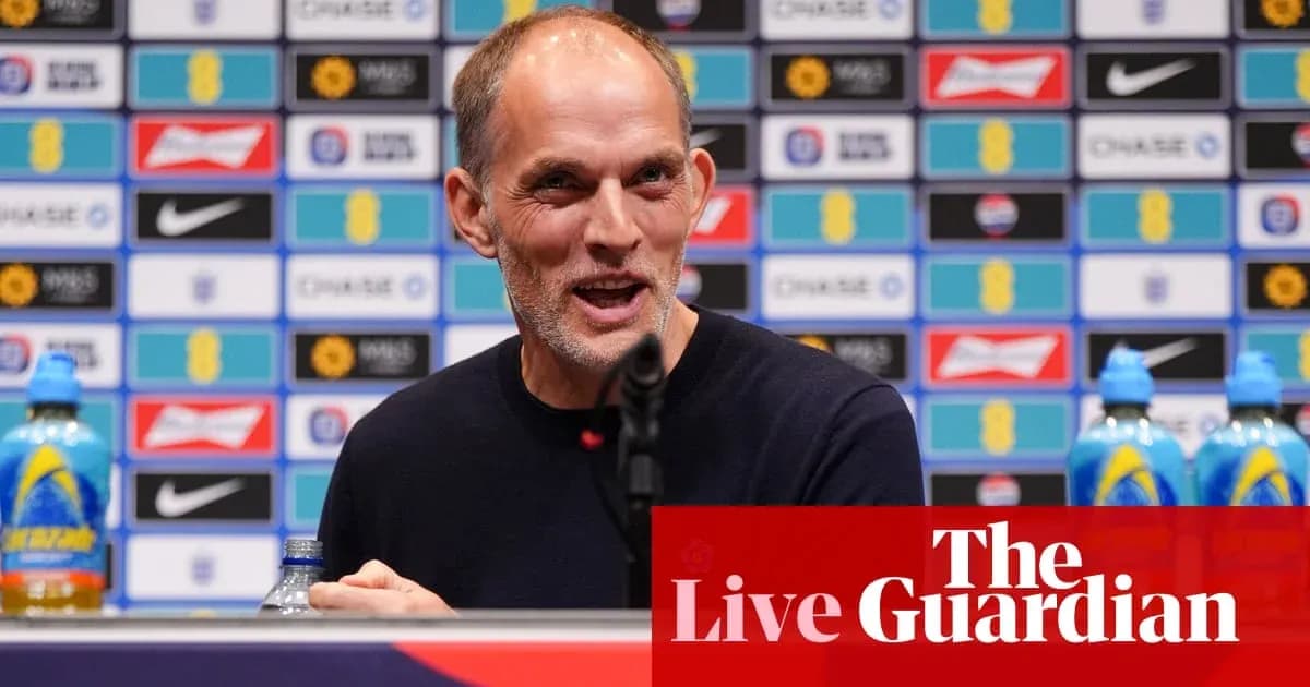 Entraîneur lors d'une conférence de presse avec microphones Entraîneur lors d'une conférence de presse avec microphones