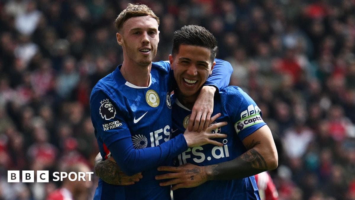 Deux joueurs célébrant un but sur le terrain Deux joueurs célébrant un but sur le terrain