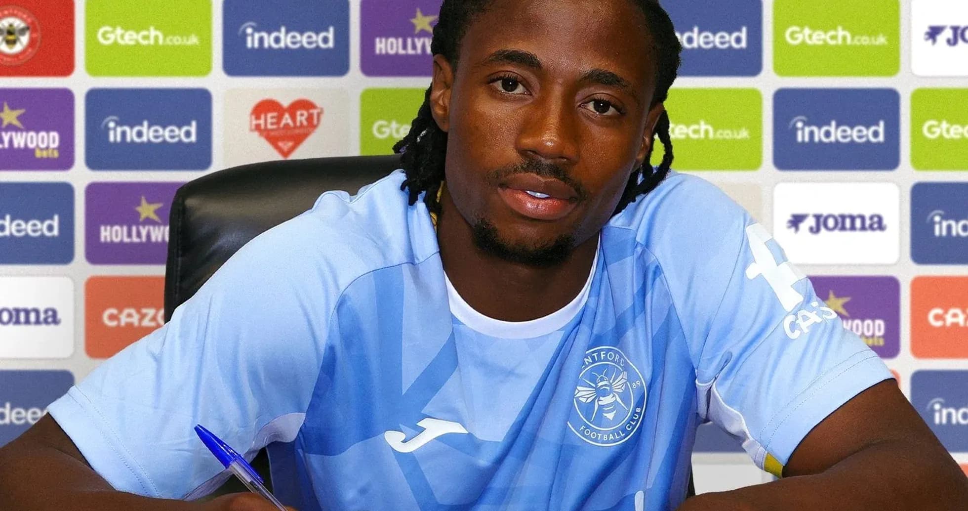 Joueur signant un contrat lors d'une conférence de presse Joueur signant un contrat lors d'une conférence de presse