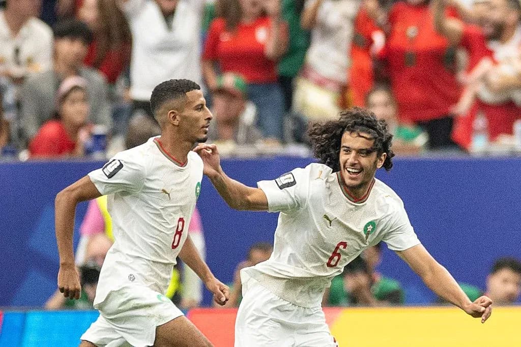 Deux joueurs marocains célébrant un but marqué Deux joueurs marocains célébrant un but marqué