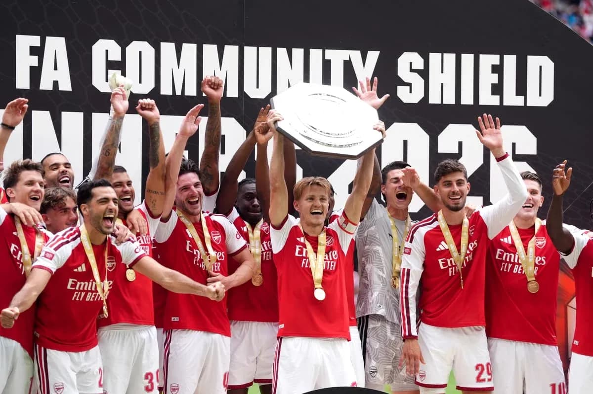 Équipe d'Arsenal célébrant la victoire avec le trophée Équipe d'Arsenal célébrant la victoire avec le trophée