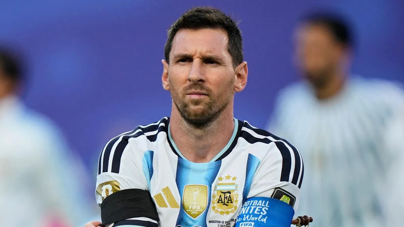 Joueur argentin en tenue de match avec brassard Joueur argentin en tenue de match avec brassard