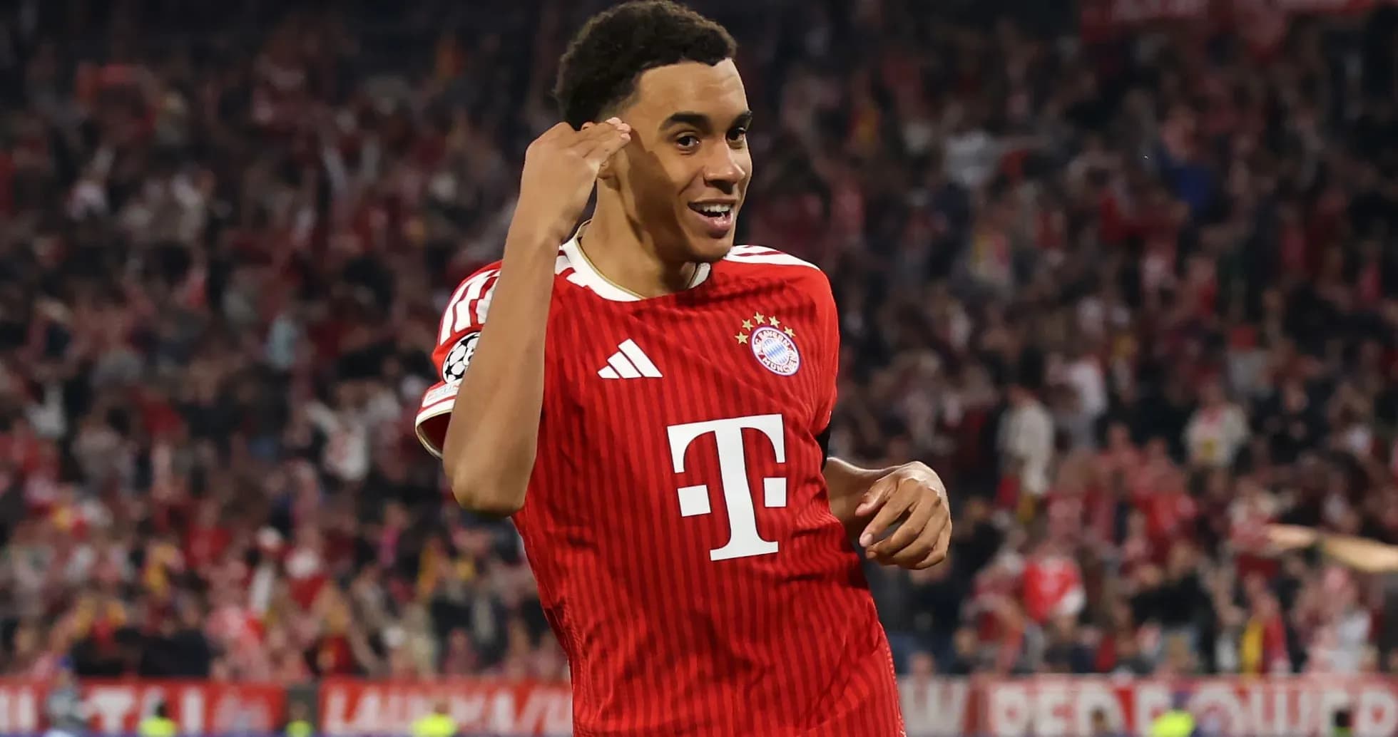 Joueur de Bayern célébrant un but au stade Joueur de Bayern célébrant un but au stade