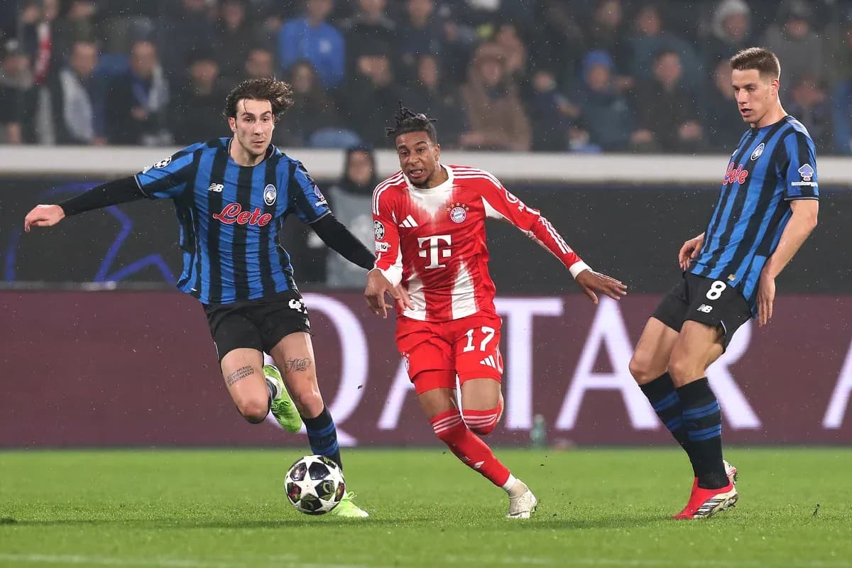 Un joueur d'Atalanta et un joueur de Bayern München en action Un joueur d'Atalanta et un joueur de Bayern München en action