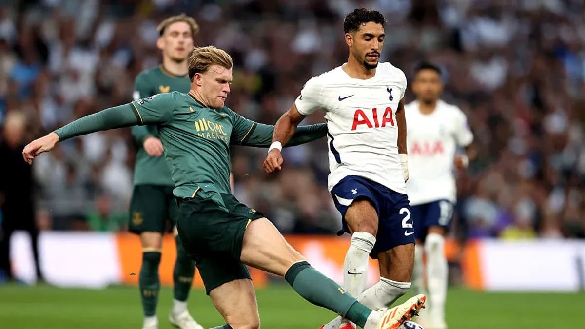 Un joueur de Tottenham dribble pendant un match Un joueur de Tottenham dribble pendant un match