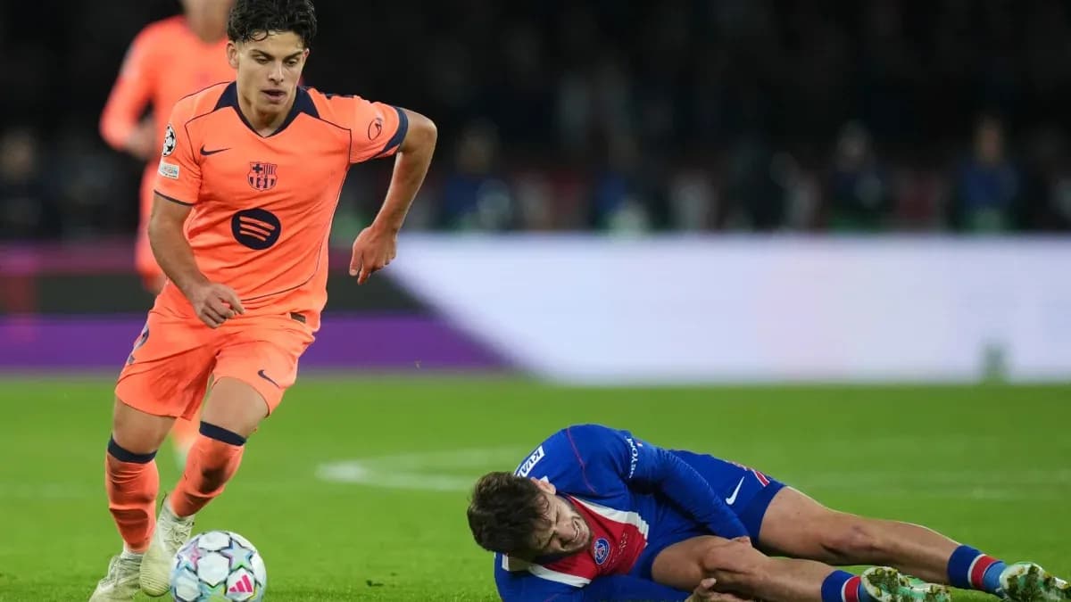 Joueur de Barcelone dribblant un adversaire au sol Joueur de Barcelone dribblant un adversaire au sol