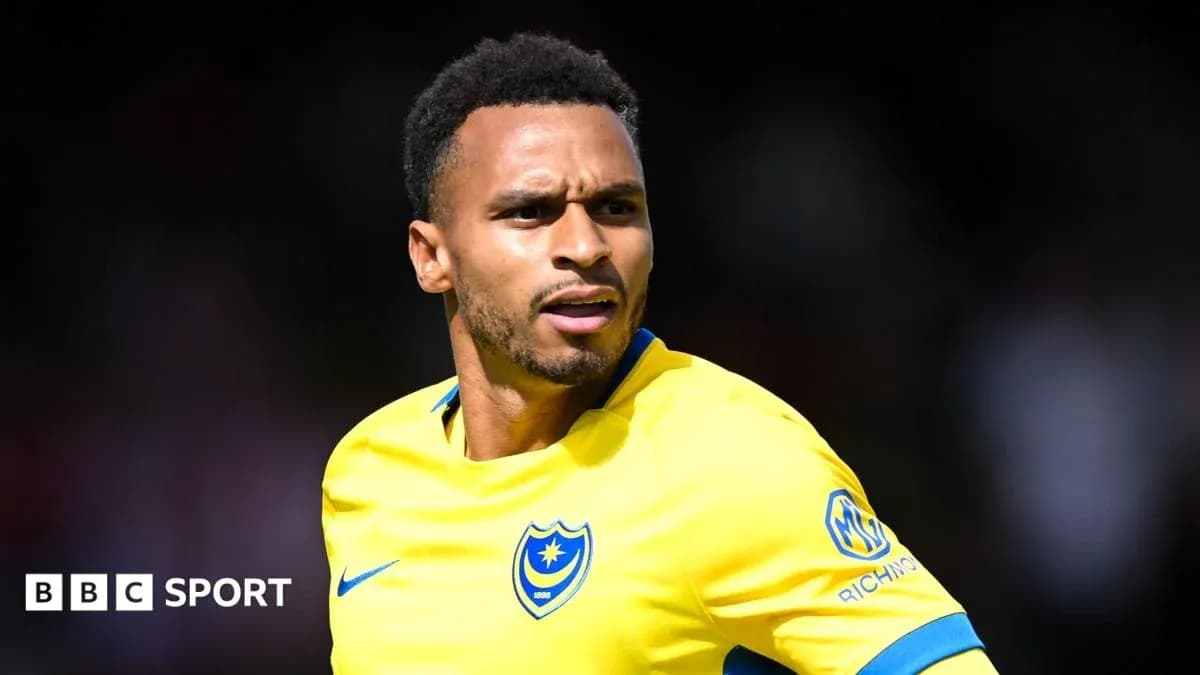 Joueur de Portsmouth portant un maillot jaune sur le terrain Joueur de Portsmouth portant un maillot jaune sur le terrain