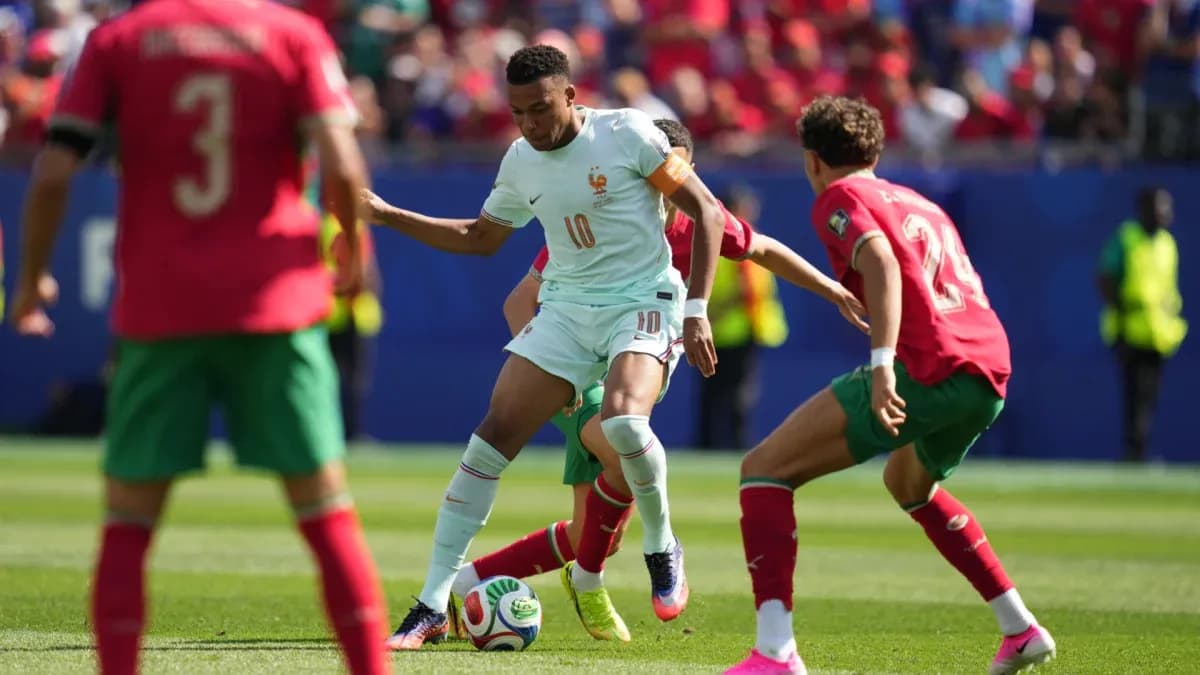 Joueur français dribblant entre deux joueurs marocains Joueur français dribblant entre deux joueurs marocains