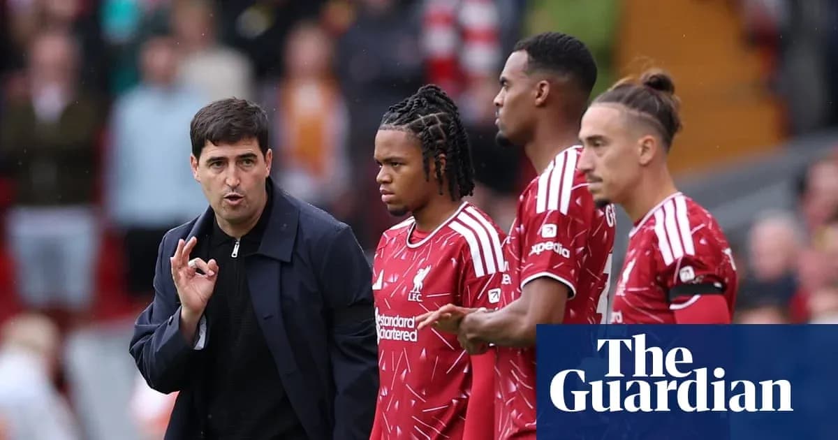 Entraîneur donnant des instructions à des joueurs de Liverpool Entraîneur donnant des instructions à des joueurs de Liverpool