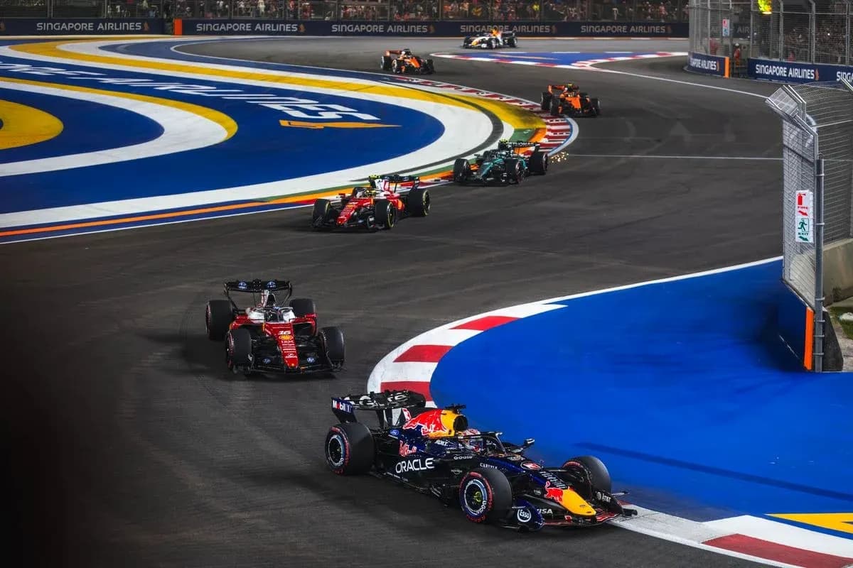 Voitures de F1 en course sur le circuit de Singapour Voitures de F1 en course sur le circuit de Singapour