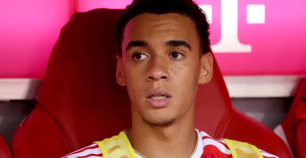Joueur assis sur le banc de touche pendant le match Joueur assis sur le banc de touche pendant le match