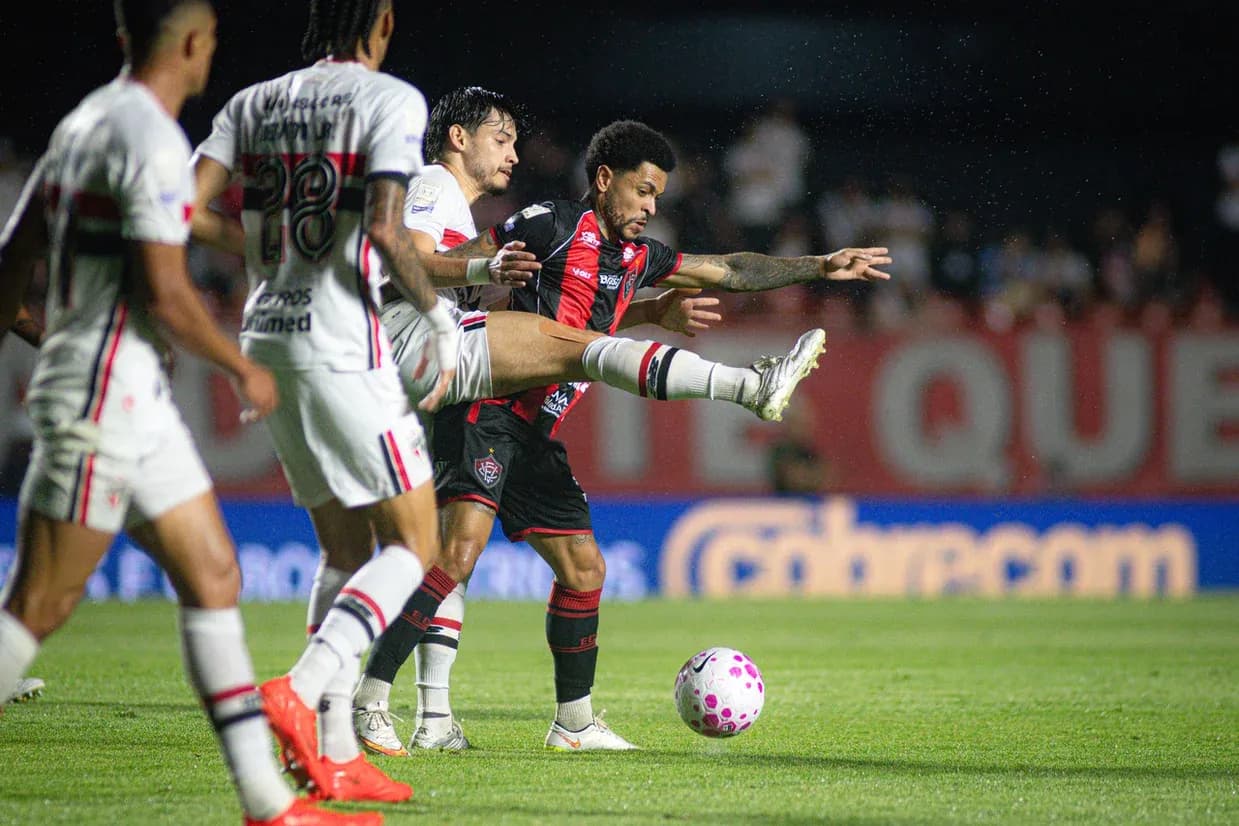Joueurs en action lors du match Sao Paulo vs Vitoria Joueurs en action lors du match Sao Paulo vs Vitoria