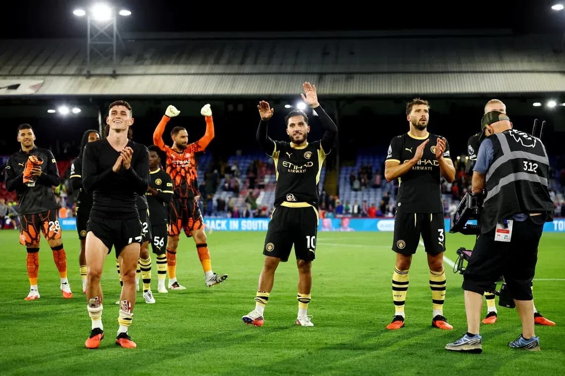 Joueurs de Manchester City applaudissant les supporters après le match Joueurs de Manchester City applaudissant les supporters après le match