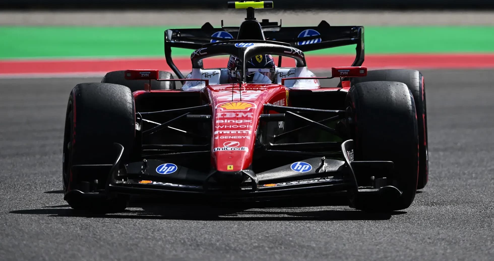 Voiture de Formule 1 Ferrari sur la piste Voiture de Formule 1 Ferrari sur la piste