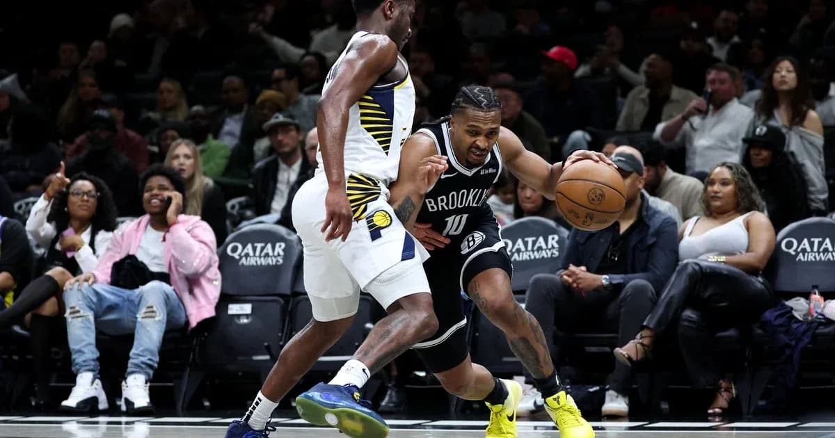 Joueur dribblant le ballon pendant un match de basket Joueur dribblant le ballon pendant un match de basket