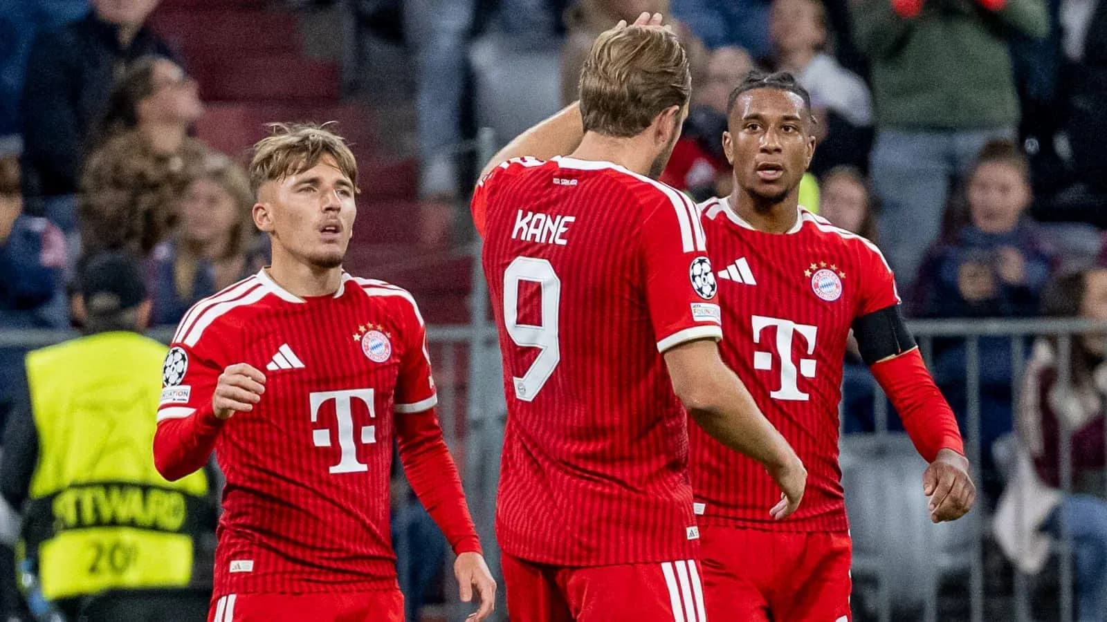 Trois joueurs du Bayern Munich en action sur le terrain Trois joueurs du Bayern Munich en action sur le terrain