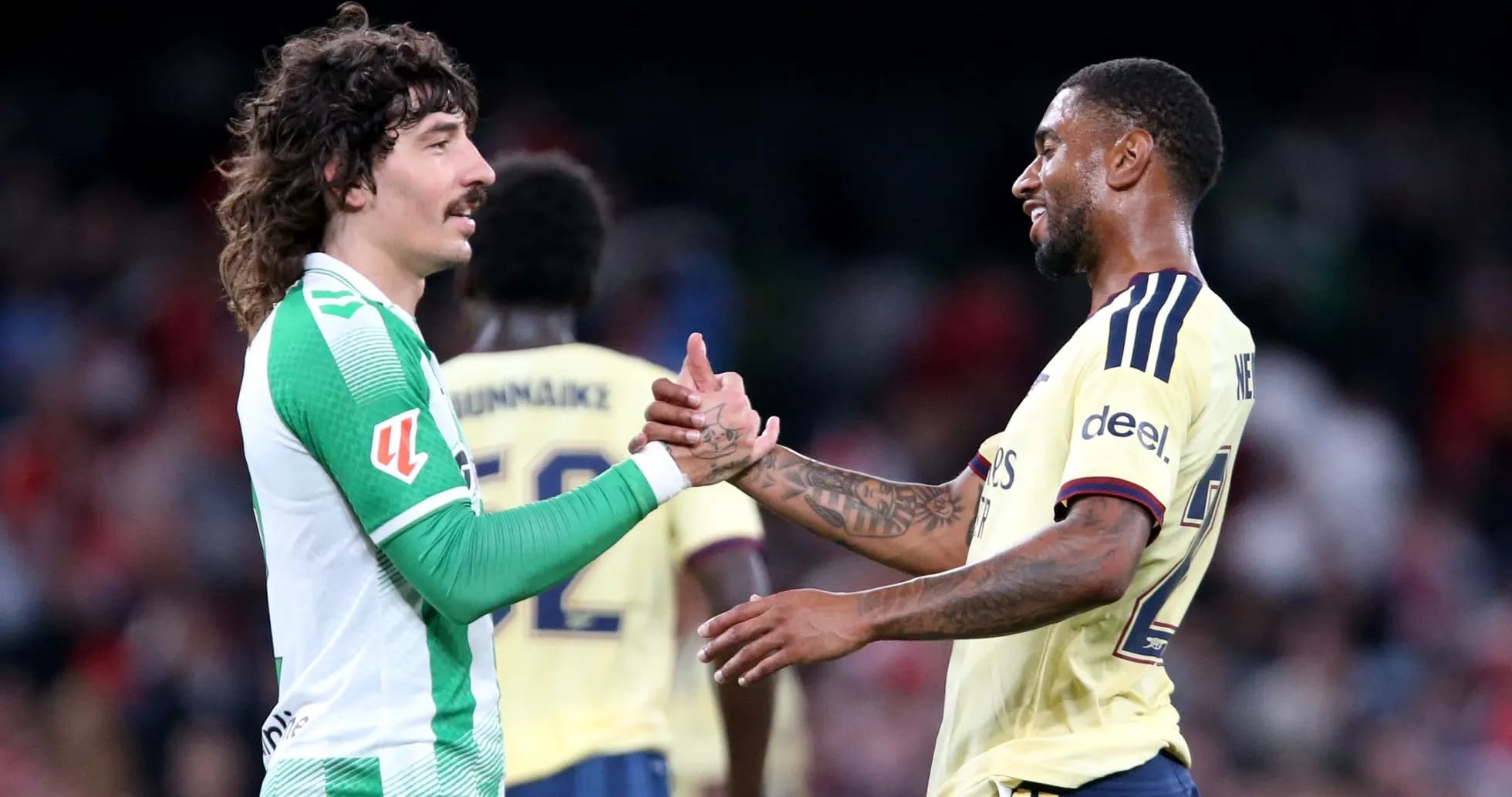 Joueurs se serrant la main après le match Joueurs se serrant la main après le match
