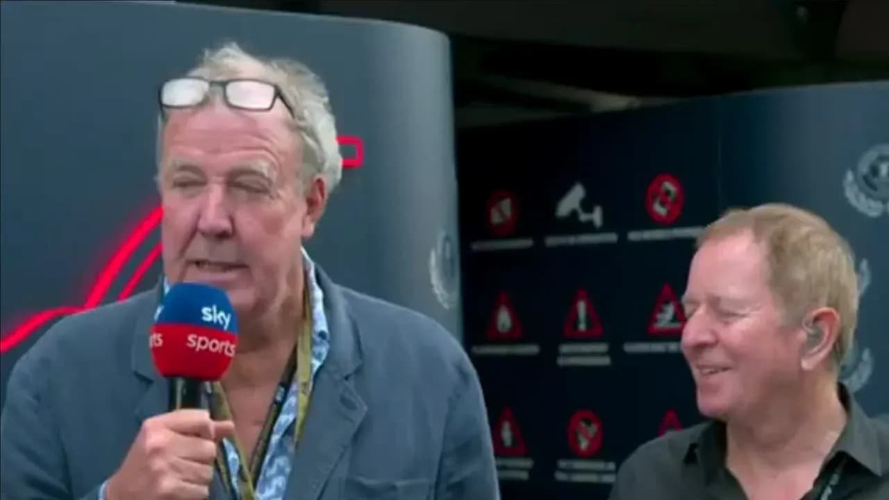Deux personnes parlant lors d'une interview en direct Deux personnes parlant lors d'une interview en direct