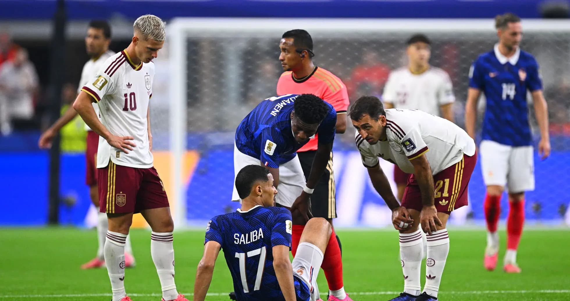 Joueurs français et espagnols autour de Saliba blessé Joueurs français et espagnols autour de Saliba blessé