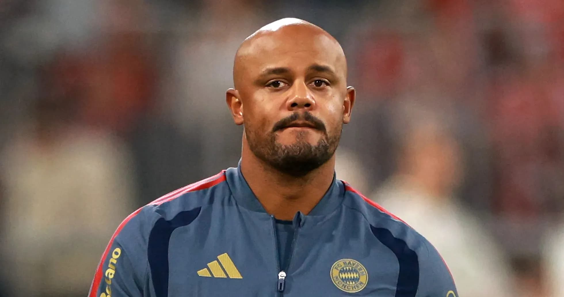 Joueur de football en tenue d'entraînement de Bayern Munich Joueur de football en tenue d'entraînement de Bayern Munich