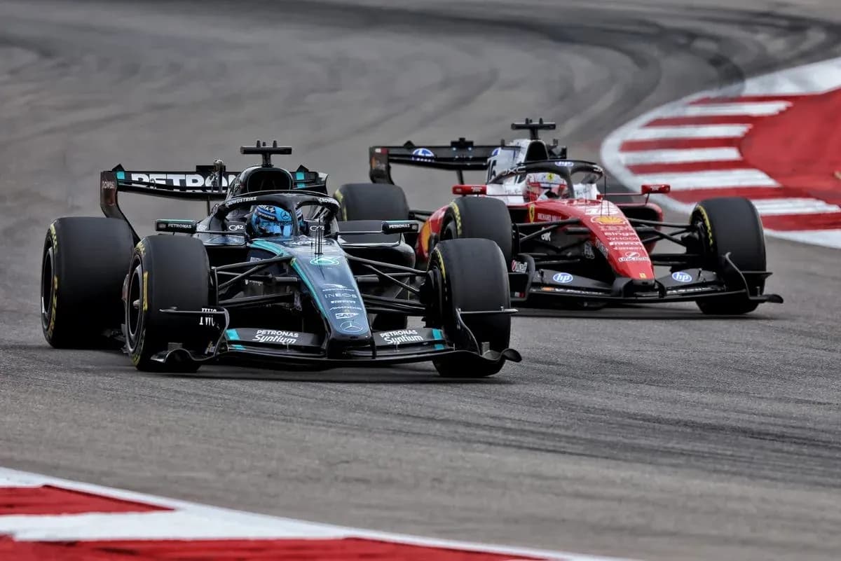 Deux voitures de Formule 1 en pleine course Deux voitures de Formule 1 en pleine course