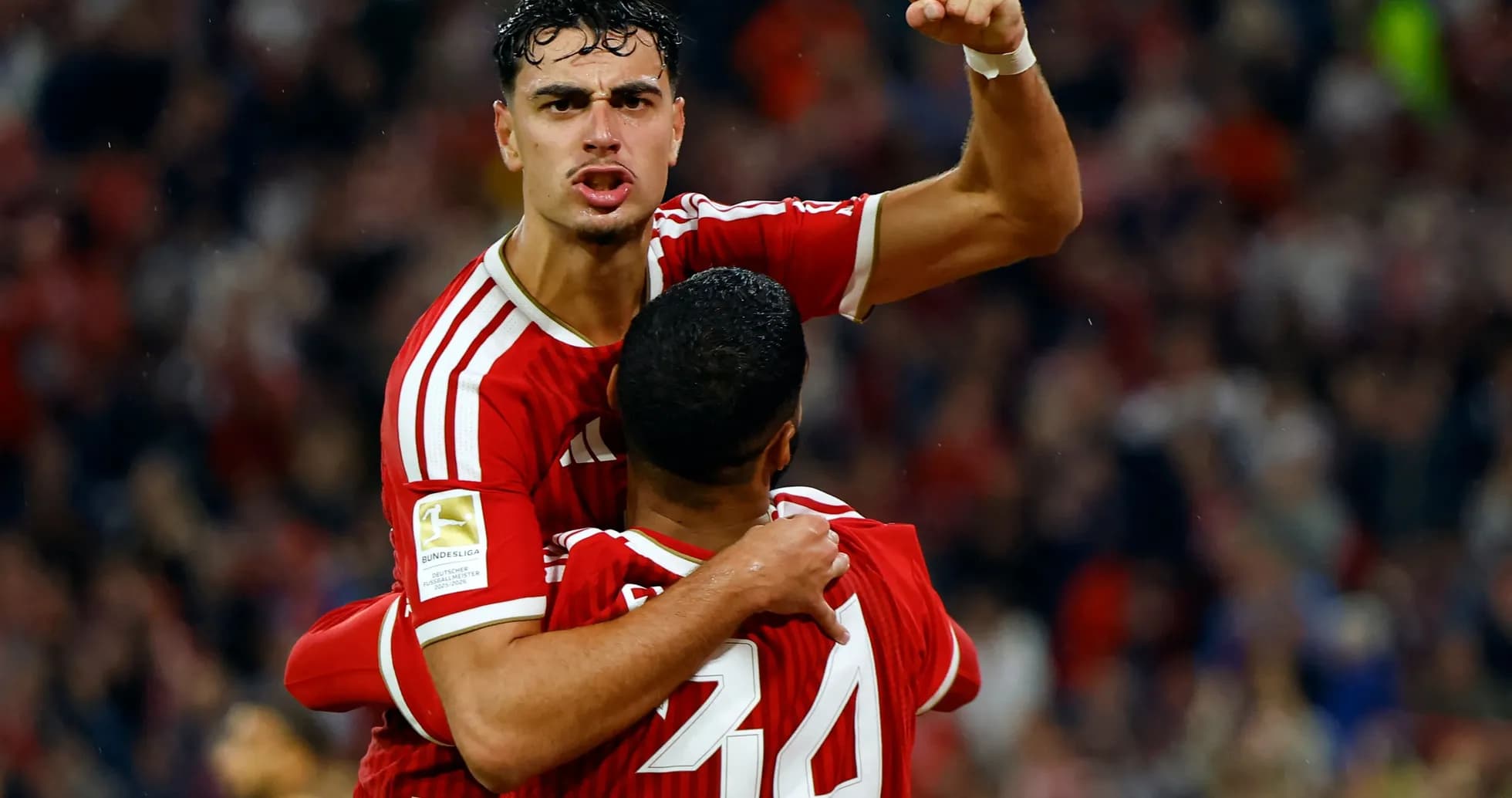 Joueurs célébrant un but lors d'un match Joueurs célébrant un but lors d'un match
