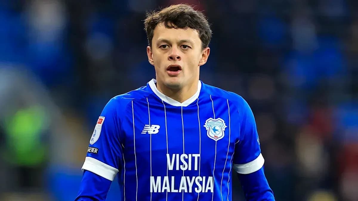 Joueur de Cardiff City en maillot bleu sur le terrain Joueur de Cardiff City en maillot bleu sur le terrain