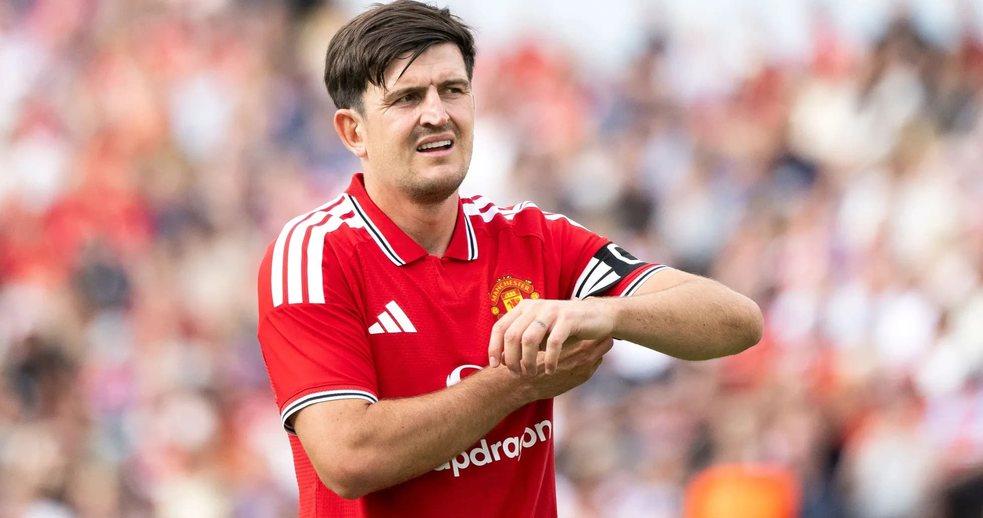 Joueur de Manchester United touchant son poignet sur le terrain Joueur de Manchester United touchant son poignet sur le terrain