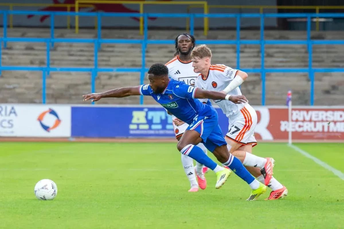 Joueur en action, poursuivi par deux adversaires Joueur en action, poursuivi par deux adversaires