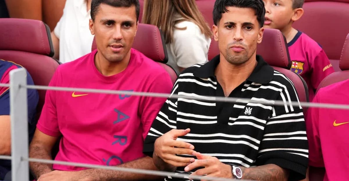 Deux hommes assis dans des sièges au stade Deux hommes assis dans des sièges au stade