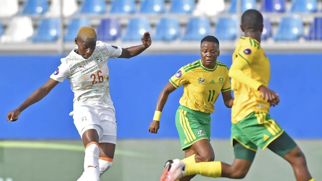 Joueuse ivoirienne tirant pendant un match de football Joueuse ivoirienne tirant pendant un match de football