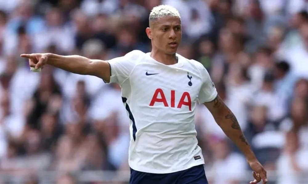 Joueur de Tottenham indiquant une direction sur le terrain Joueur de Tottenham indiquant une direction sur le terrain