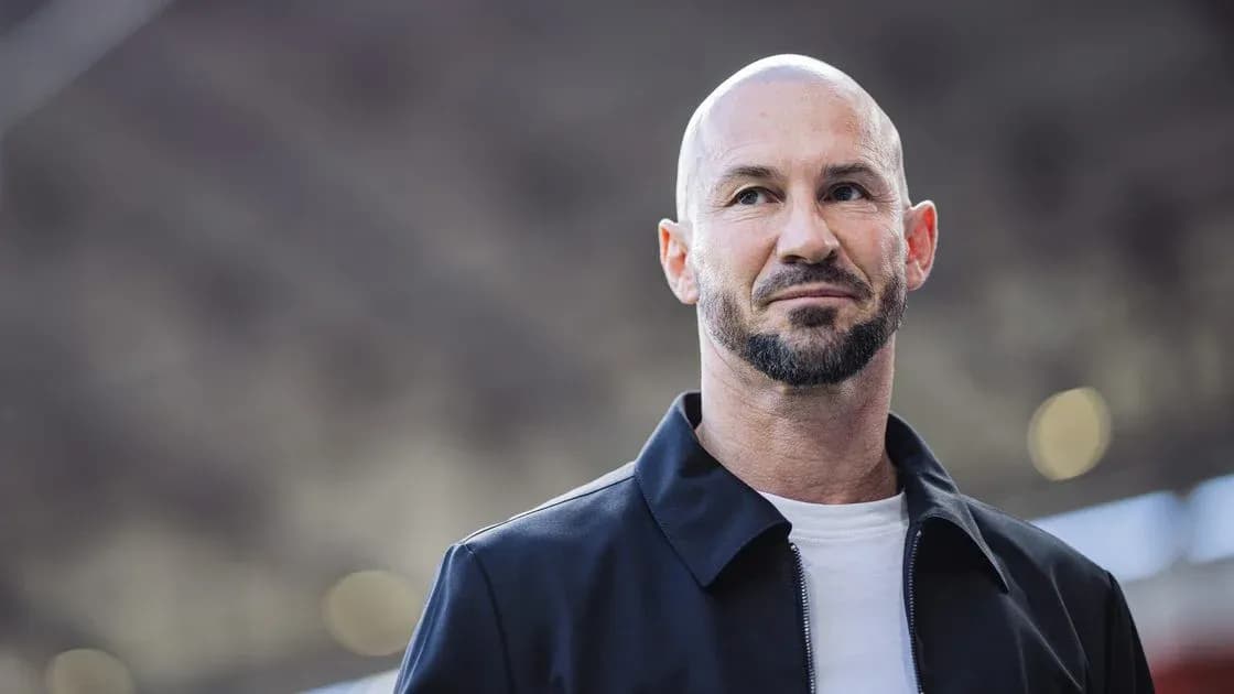 Homme avec une barbe et un blouson noir Homme avec une barbe et un blouson noir