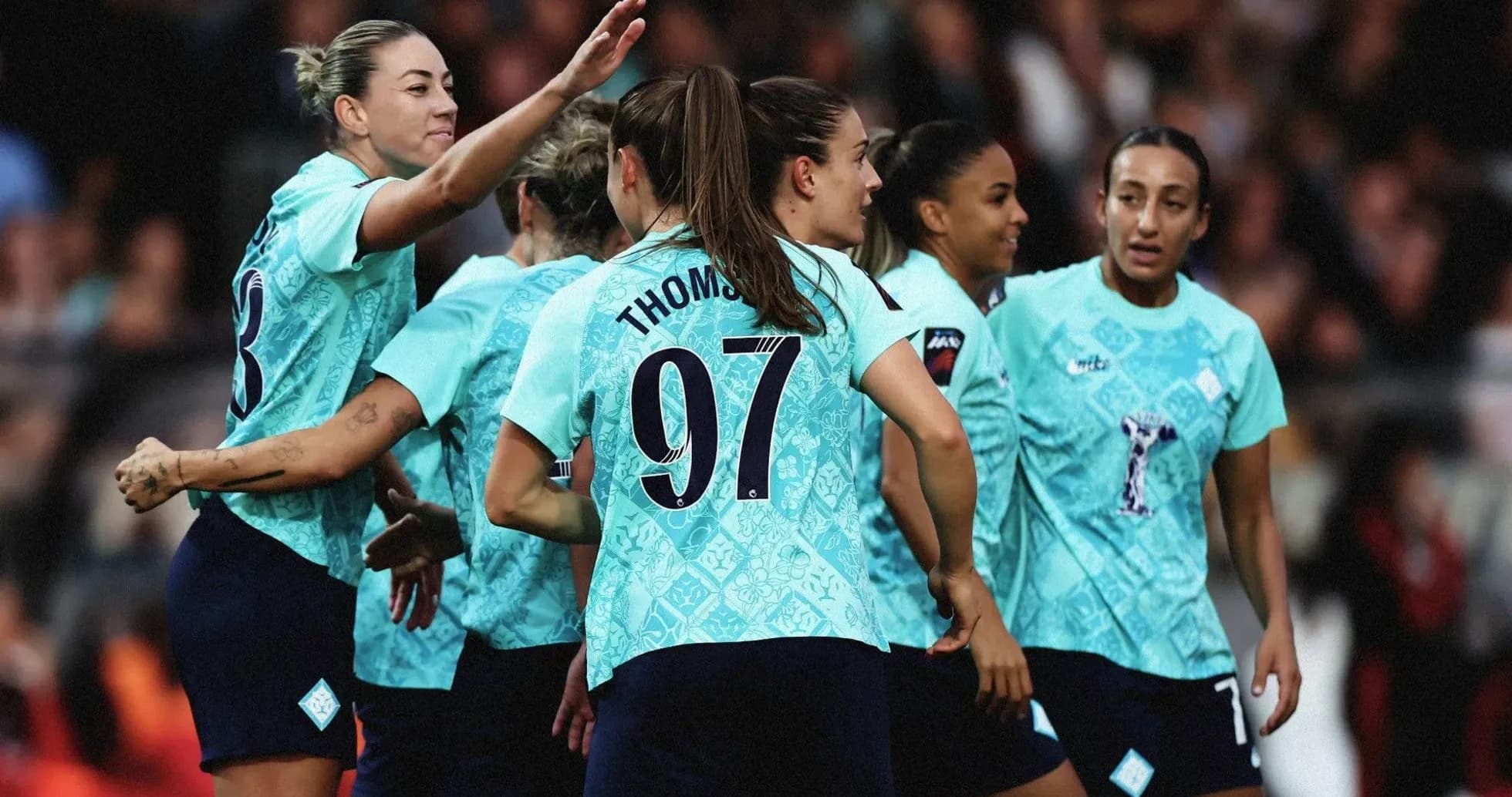 Joueuses célébrant un but ensemble sur le terrain Joueuses célébrant un but ensemble sur le terrain