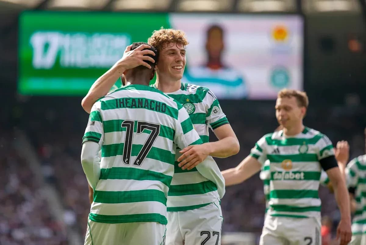 Joueurs de Celtic célébrant un but ensemble Joueurs de Celtic célébrant un but ensemble