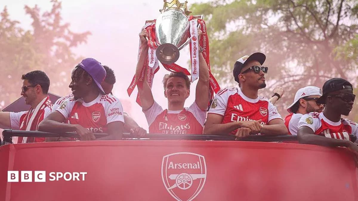 Joueurs d'Arsenal célébrant avec le trophée de la Premier League Joueurs d'Arsenal célébrant avec le trophée de la Premier League