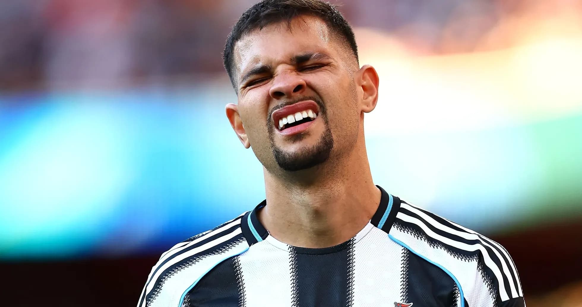 Joueur de Newcastle grimace pendant un match Joueur de Newcastle grimace pendant un match