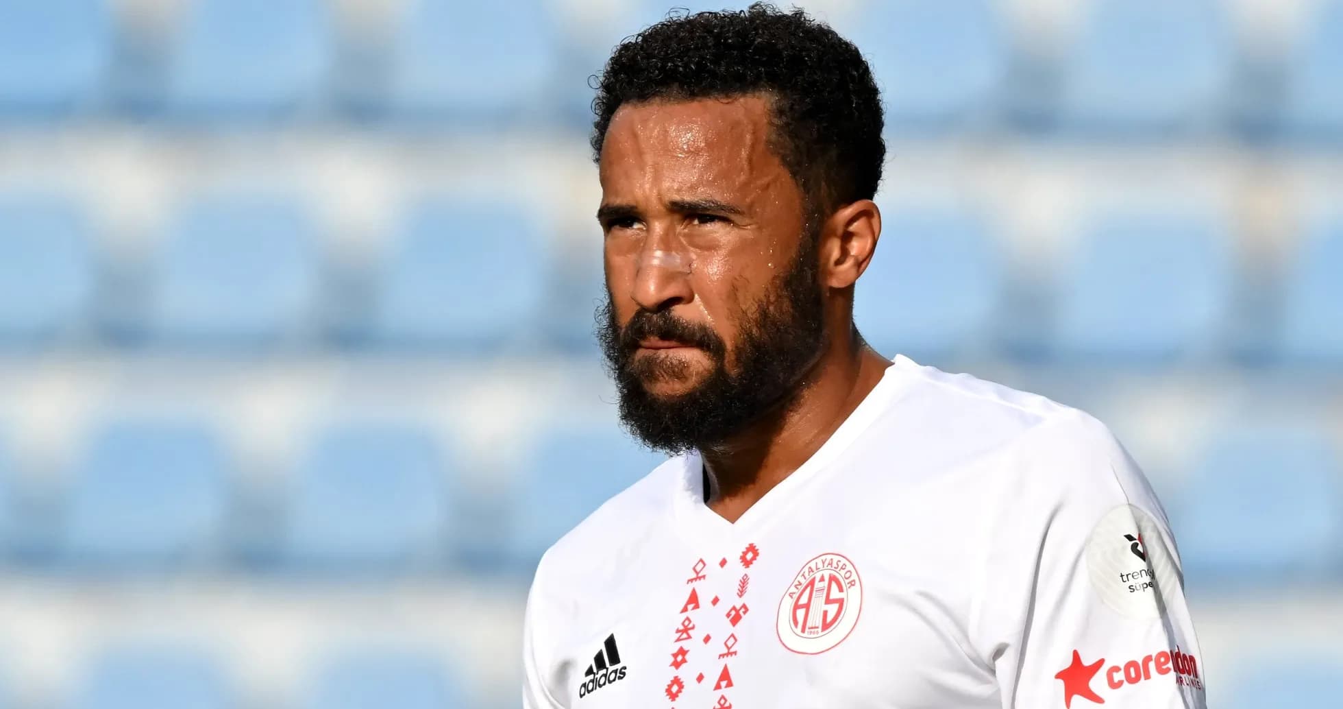 Joueur d'Antalyaspor sur le terrain après un match Joueur d'Antalyaspor sur le terrain après un match