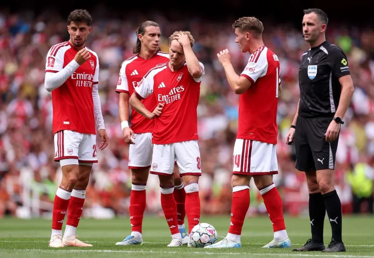 Joueurs d'Arsenal en discussion avec l'arbitre Joueurs d'Arsenal en discussion avec l'arbitre