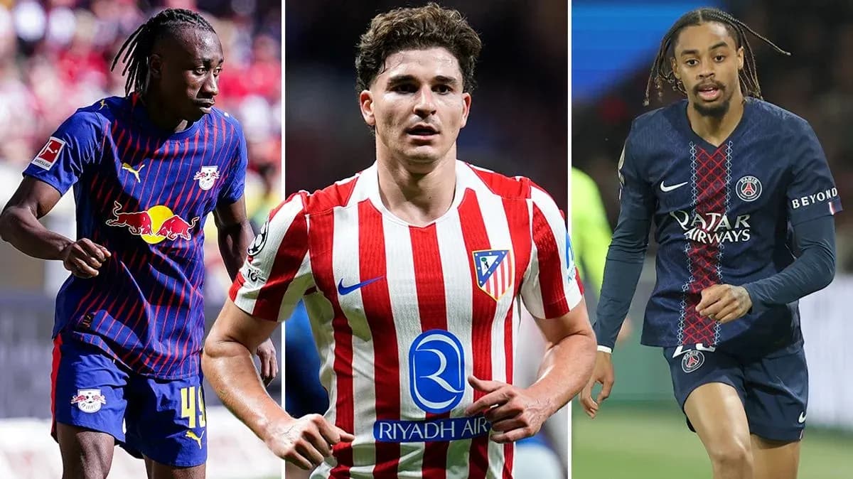 Trois joueurs de football en action sur le terrain Trois joueurs de football en action sur le terrain